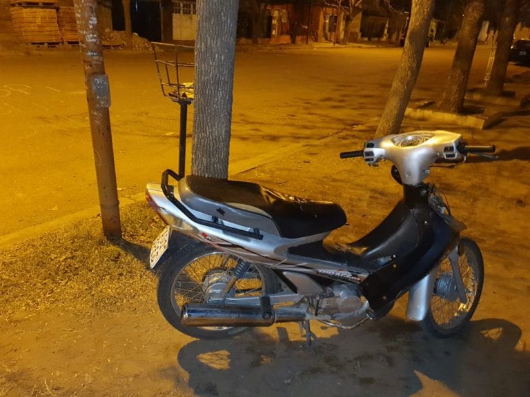 Moto chocó con un auto y sus ocupantes fueron trasladados al hospital
