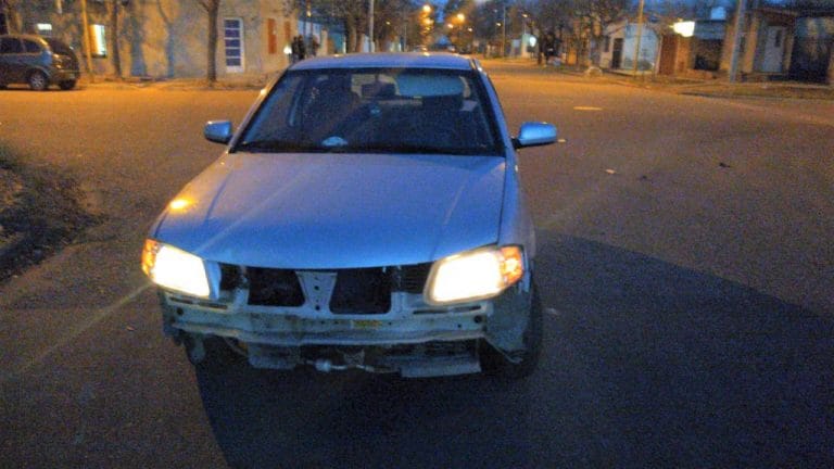 Un motociclista fue embestido por un auto en calle 13 y 118: Fue hospitalizado por una fractura de muñeca