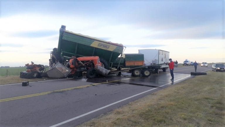 Gravísimo accidente en la Ruta 4 pasando Trenel: Un tractor con monotolva volcó y el conductor fue hospitalizado con heridas