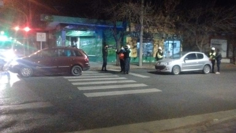 Solo se rompieron chapas: Choque entre dos autos en calle 17 y 2