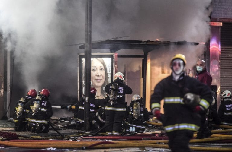 Dos bomberos muertos por las explosiones e incendio en un edificio de Villa Crespo
