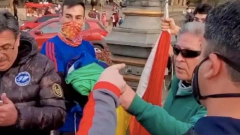 Córdoba: Ex combatientes de Malvinas quisieron bajar una bandera del Orgullo LGBT y se vivió un tenso momento con jóvenes activistas allí presentes