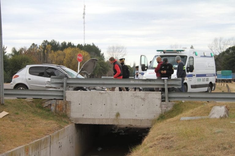 Importante choque en Avenida Circunvalación entre un auto y un camión