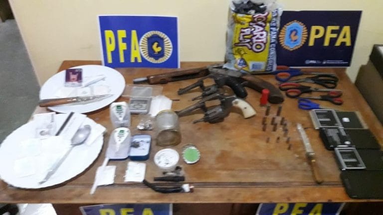 Allanaron por droga y se encontraron con  un pequeño arsenal de armas y municiones