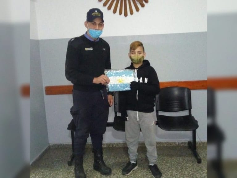 Santa Rosa: sus seños le pidieron que hiciera una bandera y él quiso regalarla a la Policía