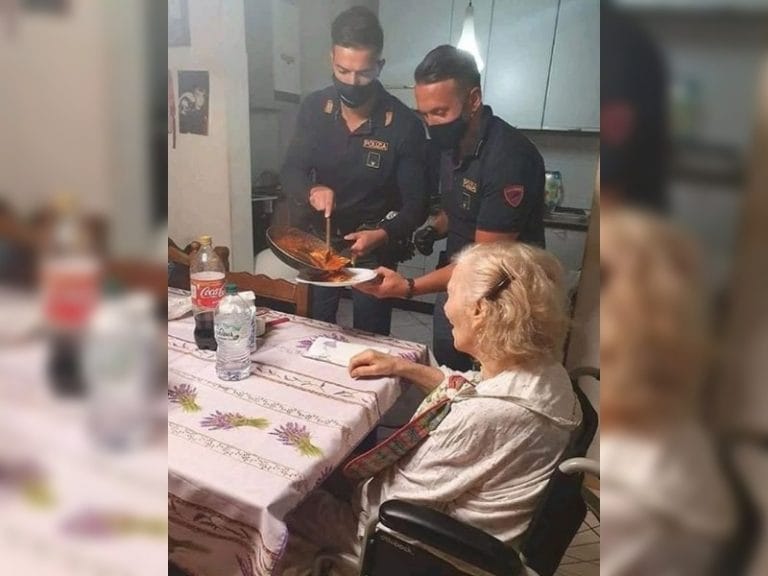 “Tengo hambre”: una jubilada llamó a la policía y los agentes que acudieron le prepararon la cena