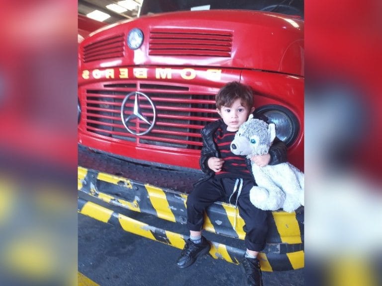 El pequeño Antuan ama los Bomberos, fabricó su propio camioncito y cumplió su sueño de conocerlos visitando el cuartel de General Pico