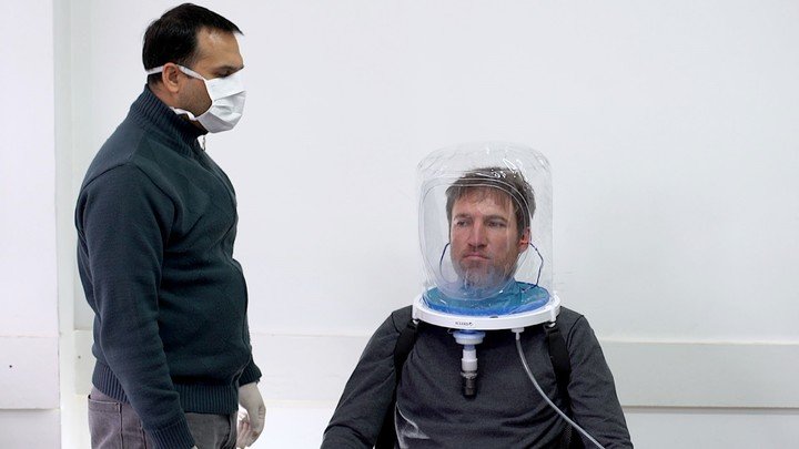 Coronavirus: emprendedores argentinos diseñaron un casco que puede evitar el uso del respirador