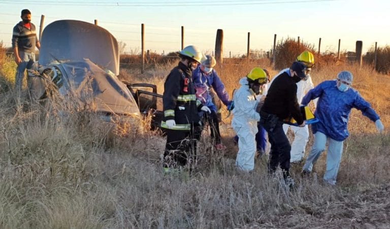 Vuelco en camino vecinal a 16 kilómetros de General Pico: Trasladan a un hombre al Hospital Gobernador Centeno