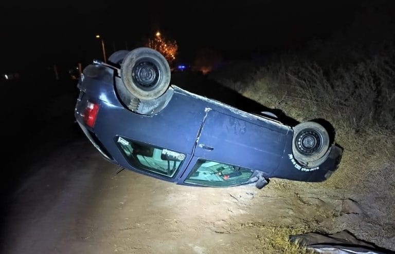 Un joven de 19 años volcó con su auto al intentar esquivar a un perro en Rancul