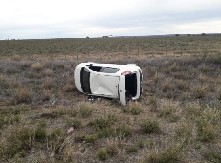 Volcó un auto cerca de Puelches: no se registraron heridos de consideración