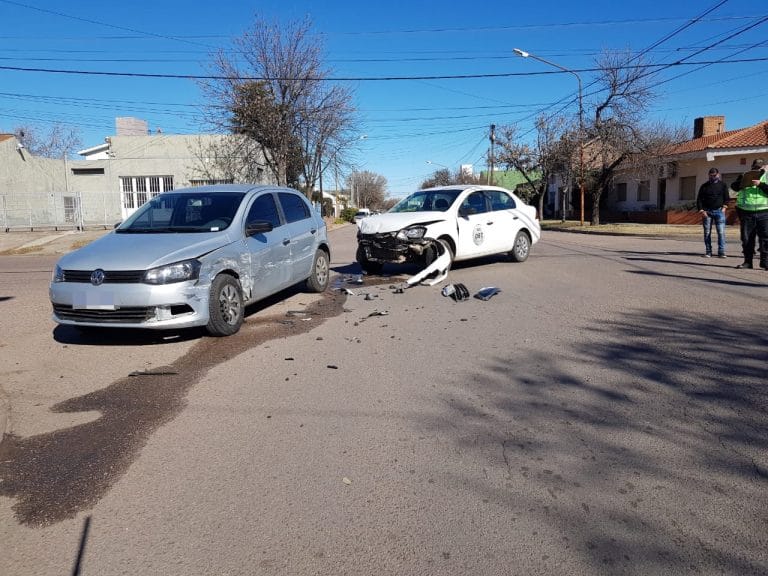 Una mujer hospitalizada y chapas rotas tras chocar dos autos