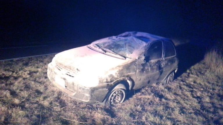 “Mordió” la banquina, perdió el control y terminó volcando en la Ruta 102: Un hombre fue trasladado por el SEM a Castex