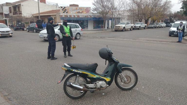 Hospitalizan a una mujer con golpes en una pierna