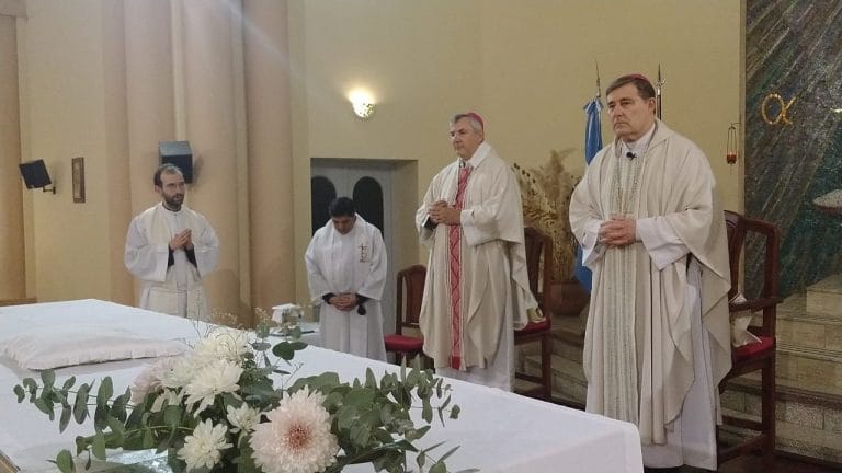 El obispo, Raúl Martín, rezó misa en la Parroquia Nuestra Señora de la Merced y recibió una bandera de manos de la Intendenta