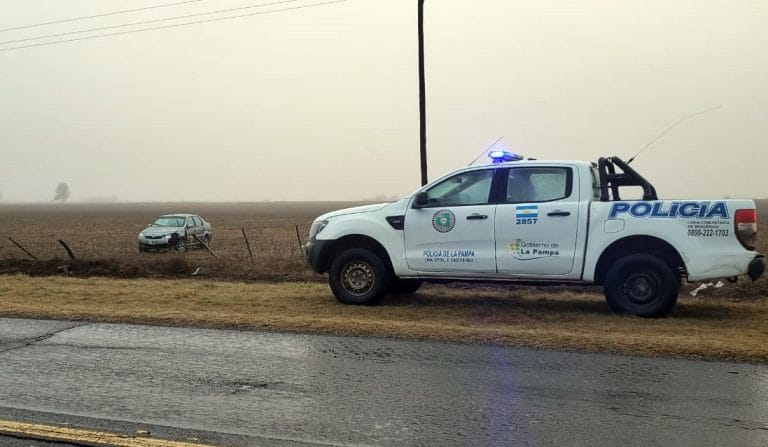 Accidente en ruta nacional 35: Un remis se despistó y terminó dentro de un predio rural