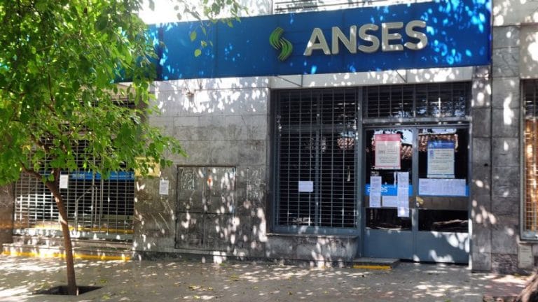 Escándalo en Salta: Un Intendente y varios concejales se inscribieron para cobrar el bono de ANSES