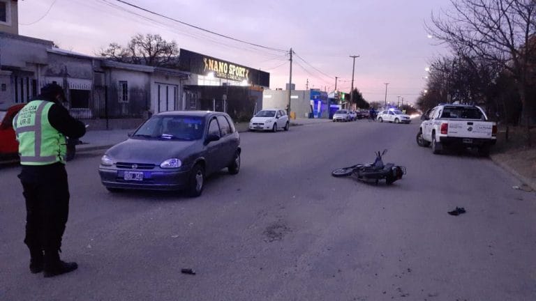 Accidente en calle 33 y 32: Un motociclista fue trasladado por el Servicio de Emergencias Médicas