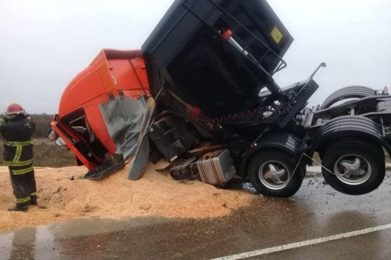 Accidente en Ruta 22 entre Río Colorado y Choele Choel: Volcó un camión con maíz, el transportista oriundo de Castex, resultó ileso
