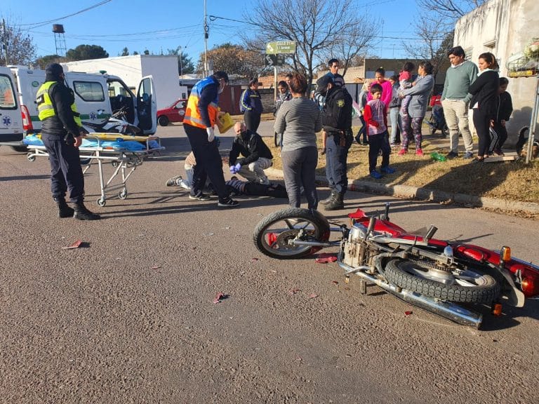 Cuarto accidente del día: Una moto chocó con una bicicleta en calle 21 y 102, un menor de edad fue hospitalizado