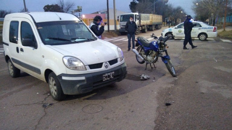 Choque entre camioneta y moto en calle 29 esquina 4: El conductor del rodado menor fue hospitalizado