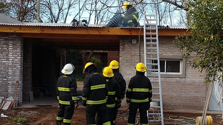 Incendio en calle 22 entre 39 y Ruta 1: “Agarró fuego el entretecho, por suerte no pasó a mayores”
