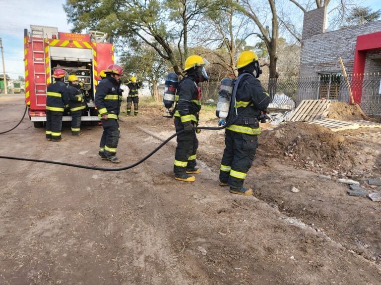 Bomberos trabajó en un principio de incendio ocurrido en una vivienda de calle 22 entre 39 y Ruta 1