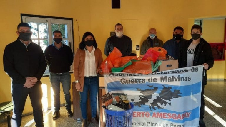La Asociación “Alberto Amesgaray” junto a un deportista donaron libros y juguetes a los niños de la U.F.G.N.A de General Pico