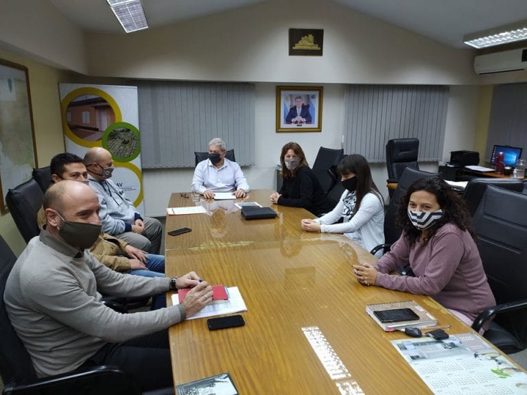 El presidente del IPAV recibió a la intendenta de Ingeniero Luiggi: “Las viviendas del plan Mi Casa están avanzadas en un 70% en la localidad”