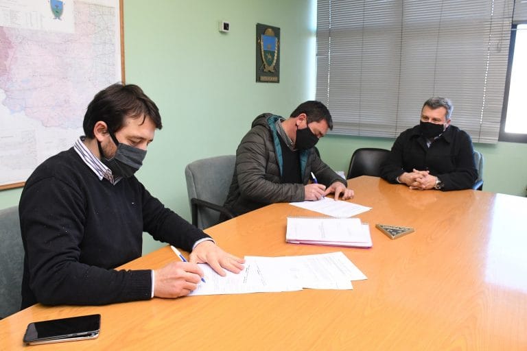 25 de Mayo: Se firmó el contrato para la obra de acceso a la colectora de Ruta 34