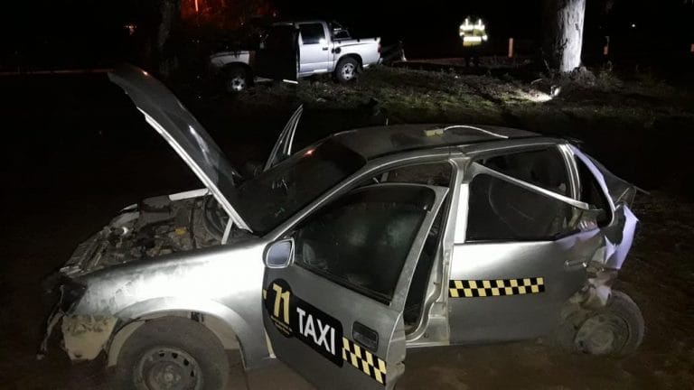 Tres heridos tras un fuerte choque entre un taxi y una camioneta en Ruta 35