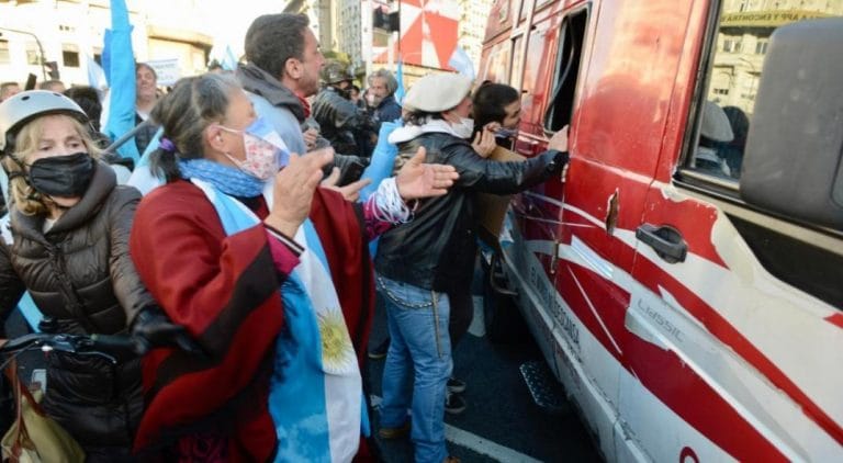 Agredieron a móviles de C5N y de TN en el Obelisco: “Vas a empezar a tener miedo, hijo de p…” le dijeron a un periodista