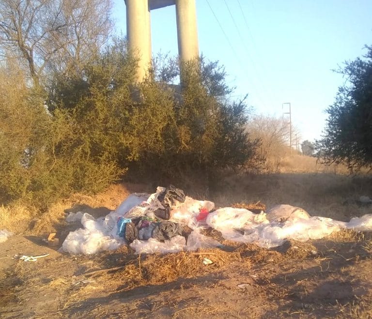 Limpiaron caminos vecinales en barrio La Loma, sector Parque Apícola y zona Sur: “Es un trabajo extra para la recolección”