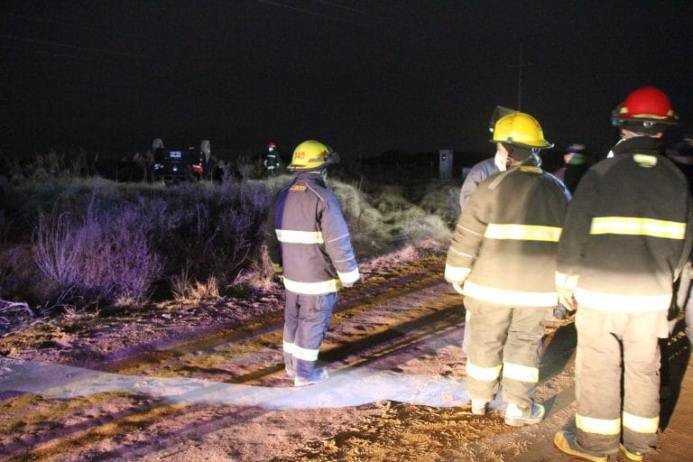 Un automóvil volcó en un camino de tierra entre Dorila y General Pico