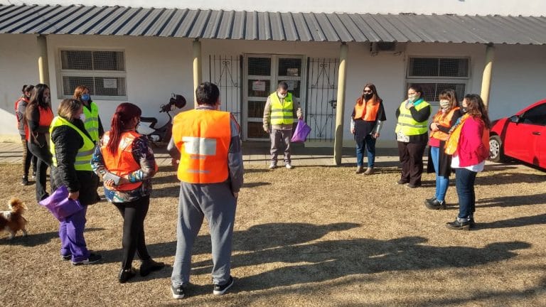 Trabajadores de Salud y referentes barriales realizaron “prevención focalizada” en el Carlos Berg: “No estamos habituados a usar el barbijo social”