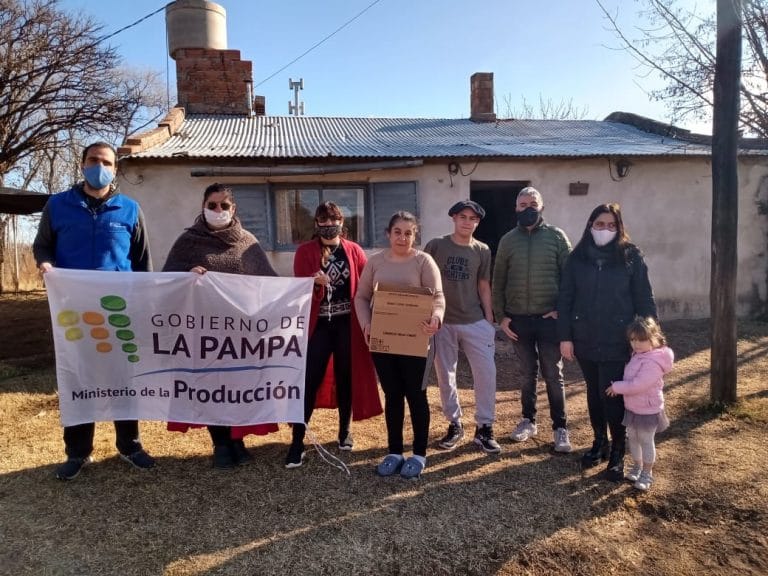 Entregaron 400 gallinas ponedoras a familias con bajos recursos de Victorica, Carro Quemado y Luan Toro