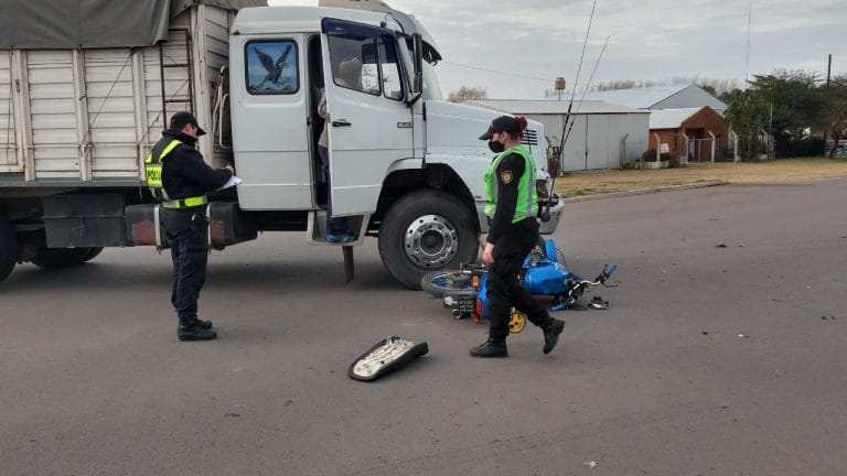 Accidente entre camión y moto en Circunvalación y calle 48: Un hombre fue hospitalizado