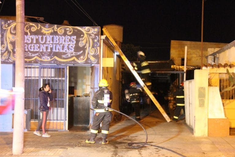 Bomberos trabajan en incendio ocurrido en un comercio ubicado en calle 21 entre 20 y 22