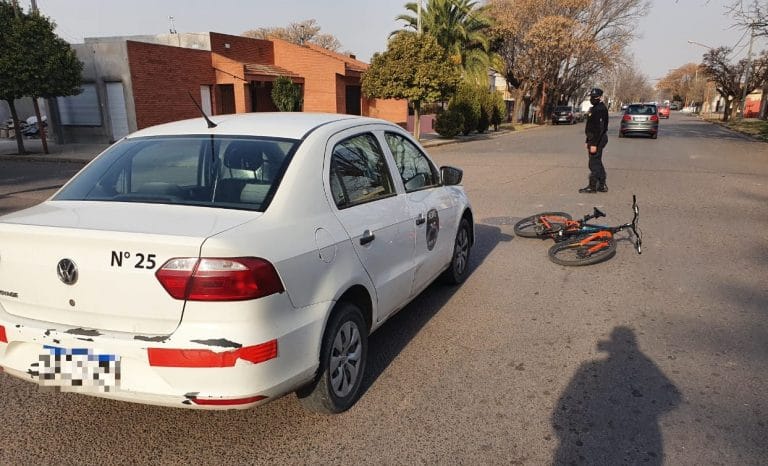 Accidente entre un remis y una bicicleta en calle 1 y 6: El ciclista fue hospitalizado