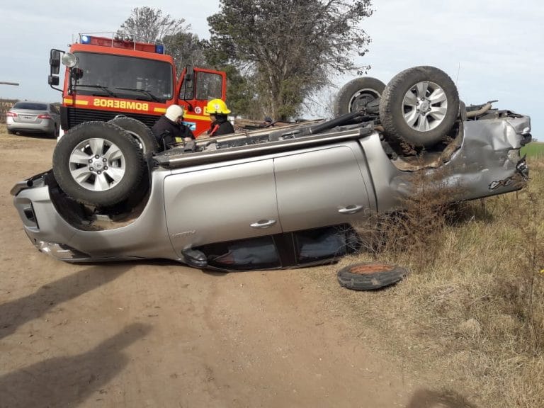 Fuerte choque y vuelco entre camionetas en una zona de quintas de Alta Italia