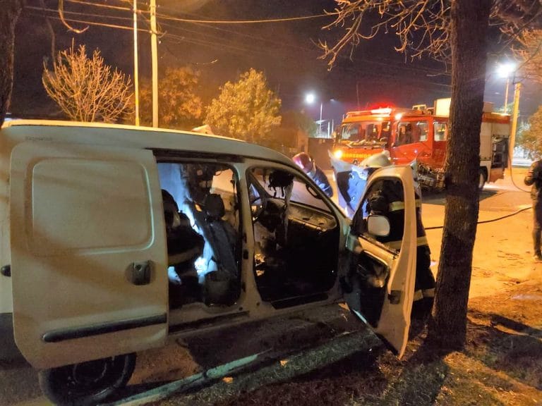 Se incendió una camioneta en barrio Este