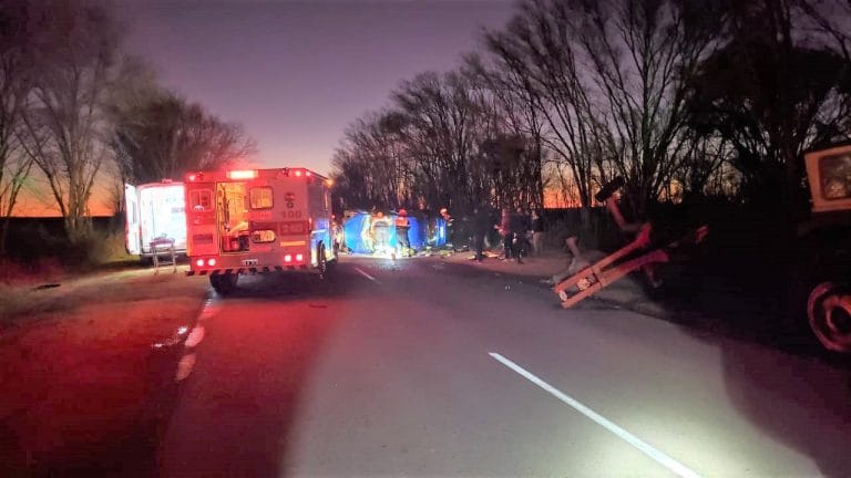 Grave choque y vuelco en Ruta 102 cerca de Castex: Un auto impactó con un tractor con enganche y el conductor quedó atrapado dentro del vehículo