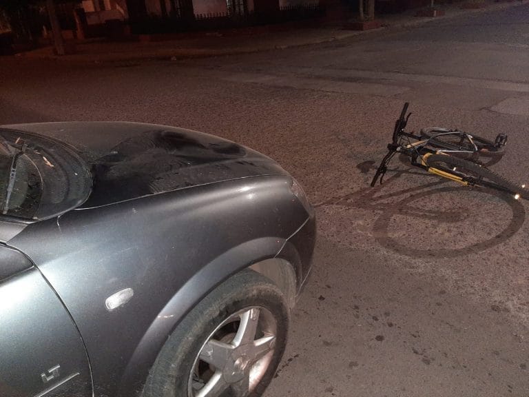 Accidente entre auto y bicicleta en calle 10 y 25: Una ciclista fue hospitalizada