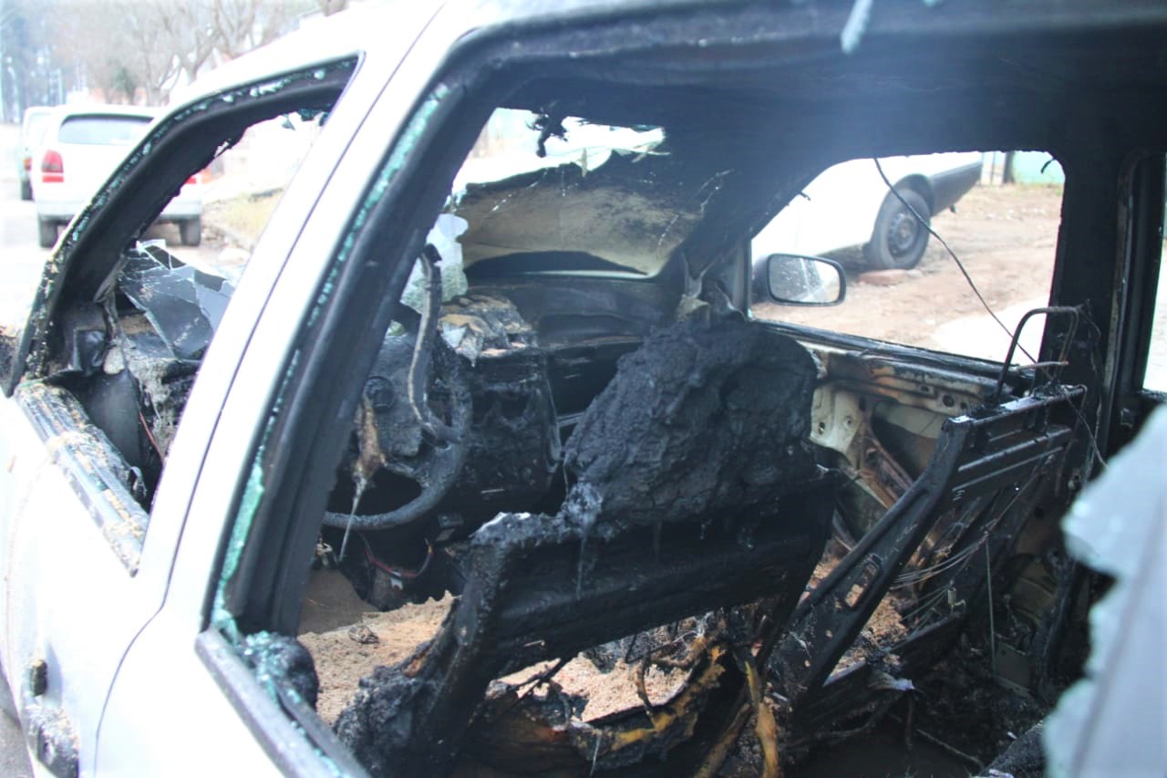 Incendio en la madrugada: se prendió fuego un auto en Barrio Carlos Berg