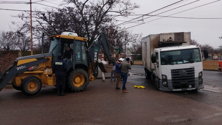 Cedió el asfalto en calle 112 y 5 bis y un camión quedó encajado