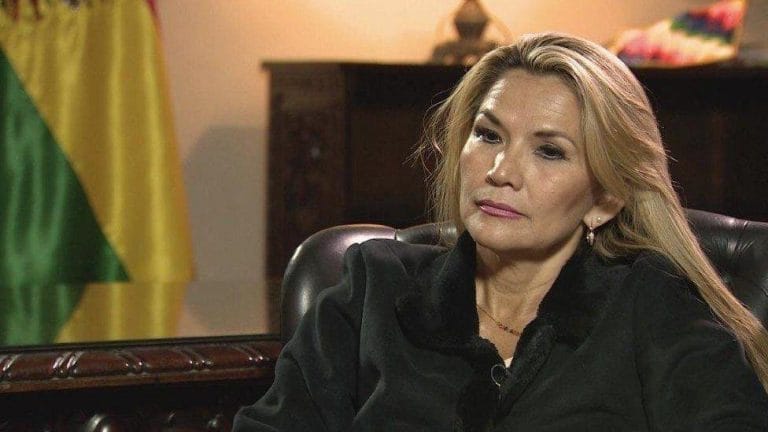 La presidenta de Bolivia, Jeanine Áñez, tiene Coronavirus