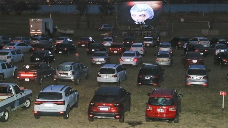 A puro pochoclo y en el auto, volvió el cine a Santa Rosa y habrá “salas” llenas durante todo el fin de semana largo