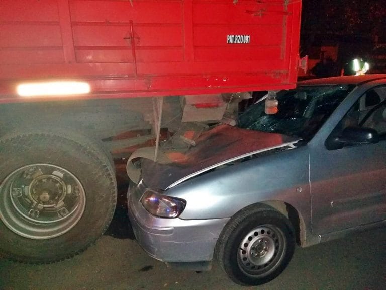 En la madrugada: Un auto chocó la parte trasera de un camión
