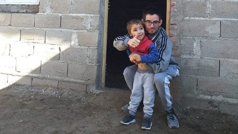 Del Campillo: Emotiva movida solidaria para que “Cheito”, un hombre sordomudo que perdió a su madre, tenga su casa propia