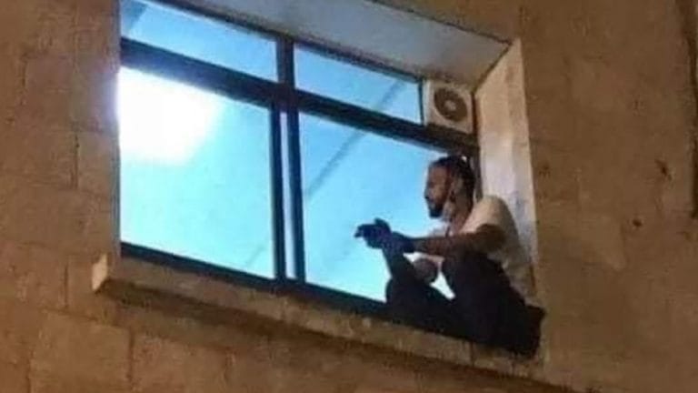 Trepó cada noche a la ventana de terapia intensiva para acompañar a su mamá enferma de COVID